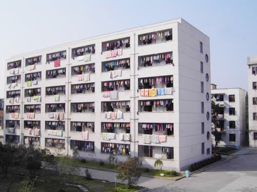 孝感工业学校 >> 后勤服务 >> 学生公寓